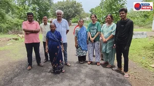 पहली बारिश में ही उखड़ने लगी दो माह पूर्व बनी डामरीकरण रोड, घटिया निर्माण पर रहवासियों का आक्रोश बढ़ा