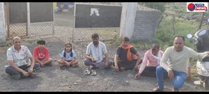 किसान बच्चों समेत बैठे बेयरहाउस के गेट पर धरने पर