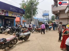 आमला के प्रमुख बैंकों में पार्किंग व्यवस्था का अभाव, ग्राहक सड़क पर वाहन खड़े करने को मजबूर