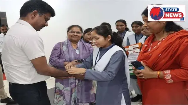 सतना जिले की कस्तूरबा गांधी विद्यालय की बालिकाओं ने कलेक्टर को बांधी...