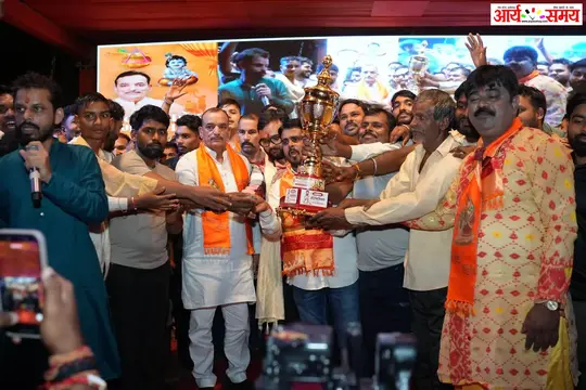 Jabalpur News: दादा दरबार बस स्टैंड पर गूंजा श्रीकृष्ण जन्माष्टमी का उल्लास, घुघरी-बिलहरी की टीम ने जीती 1 लाख की मटकी फोड़ प्रतियोगिता