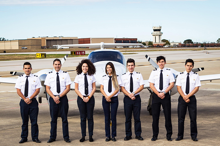 Find Out the Benefits of Becoming a Commercial Pilot | TheAmberPost