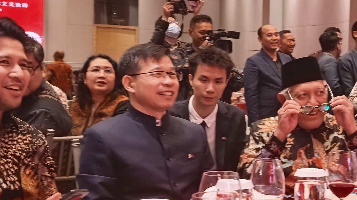 Ketua Umum PBNU Gus Kikin memakai kacamata Ye Su, konsul jenderal Tiongkok untuk Jatim, Jateng, DIY, Maluku, dan Maluku Utara
