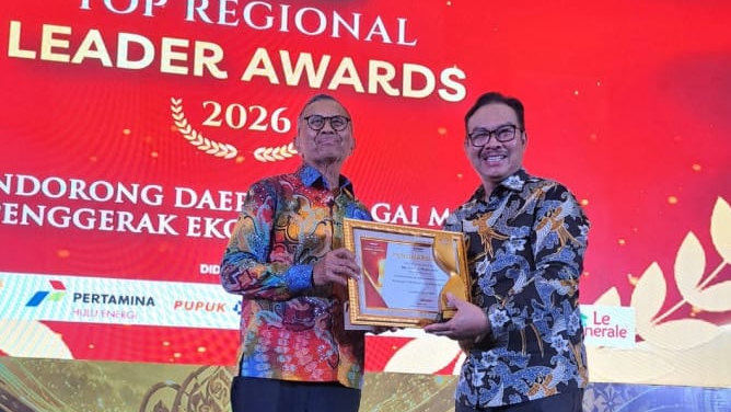 Hasto Wardoyo (kanan) saat menerima Disway Awards 'Top Regional Leader Awards' dari Dahlan Iskan.-Disway-
