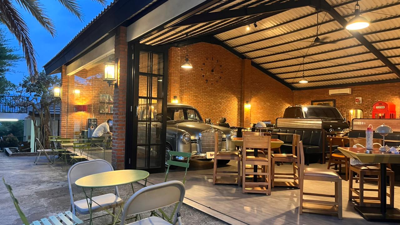 Rasakan Sensasi Nongkrong ala film Fast & Furious di Brezza, Kafe Estetik Bergaya Amerika dengan Mobil & Motor Keren!