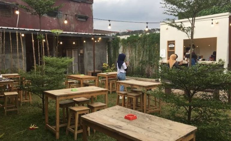Cafe Halaman Belakang! Hidden Gem Bernuansa Taman untuk Tenang Sejenak dari Keramaian Kota