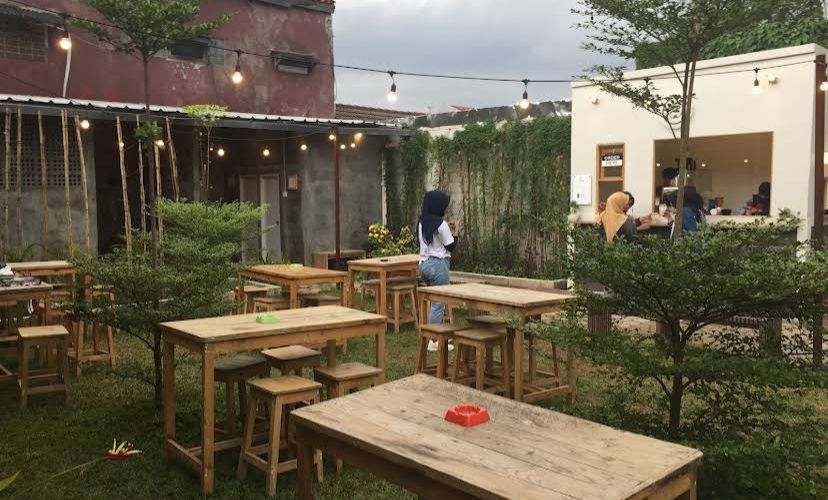 Cafe Halaman Belakang! Hidden Gem Bernuansa Taman untuk Tenang Sejenak dari Keramaian Kota