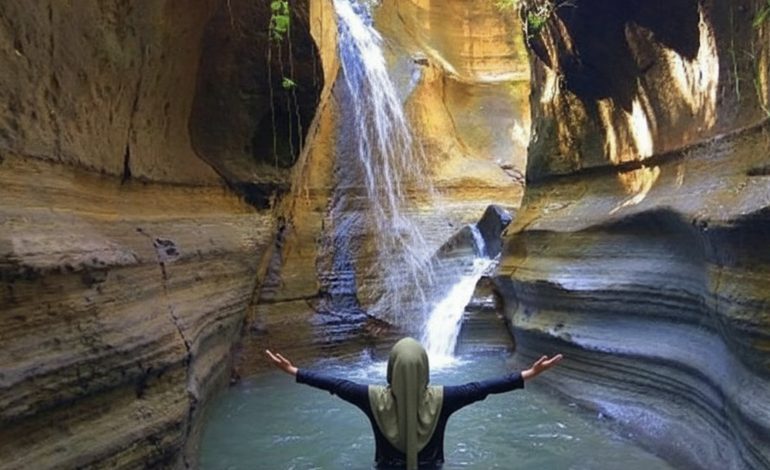 seorang wanita berhijab sedang healing di Bogor