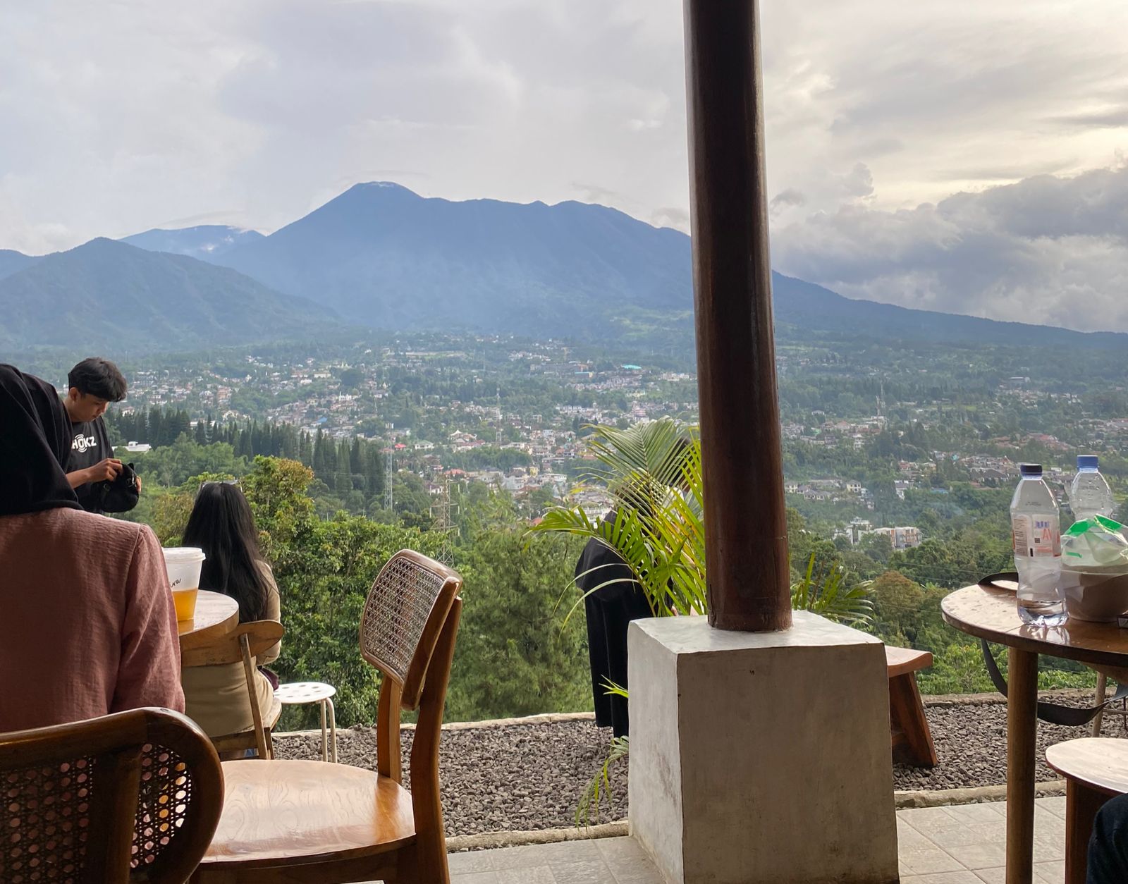Datang Tanpa Rencana, Pulang dengan Cerita! Pengalaman Pertama ke Humaira Coffee Cafe Puncak
