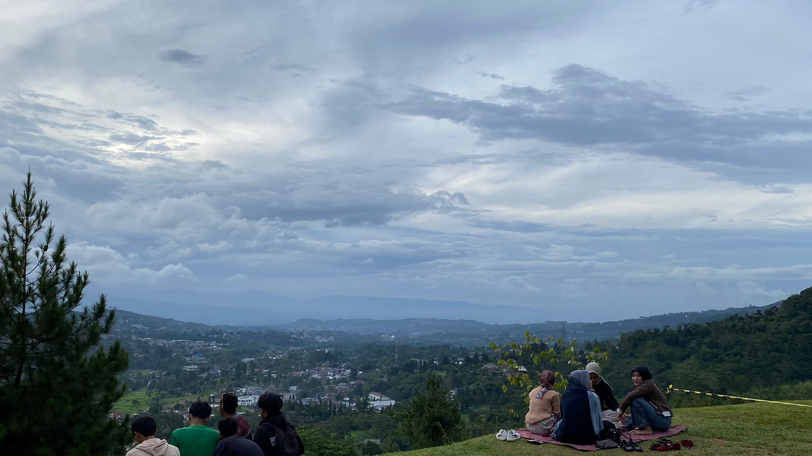 Humaira Coffee Cafe: Ruang Netral di Puncak untuk Orang yang Lelah Menjadi Apa-Apa
