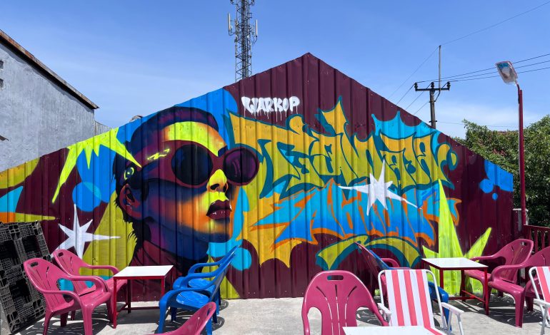 Nyaman, Hangat, dan Ramai Malam! Inilah Vibe Warkop Tjahaya Abadi yang Selalu Jadi Favorit