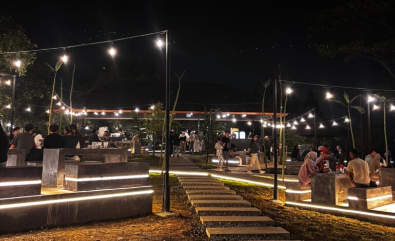 Menikmati Cafe Atas Langit Bogor: DJ Live, Kota Berkabut, dan Makanan yang Tak Biasa