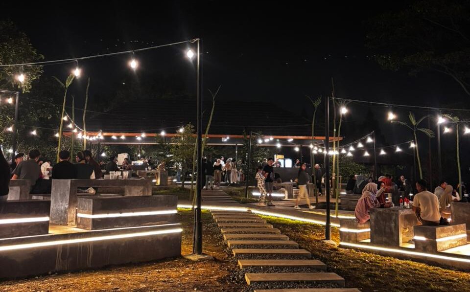 Menikmati Cafe Atas Langit Bogor: DJ Live, Kota Berkabut, dan Makanan yang Tak Biasa