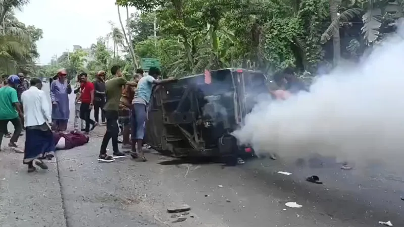 খুলনায় ট্যাংকলরি-মাহিন্দ্র সংঘর্ষে ৩ জন নিহত