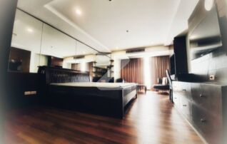 The Trendy Condominium Sukhumvit Soi 13 located between BTS Nana & BTS Asoke interchange with MRT Sukhumvit Full Furnished Furniture & Ready to movein : เจ้าของให้เช่าเอง 