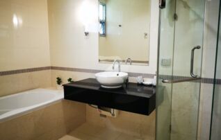 Bathroom w/ bathtub