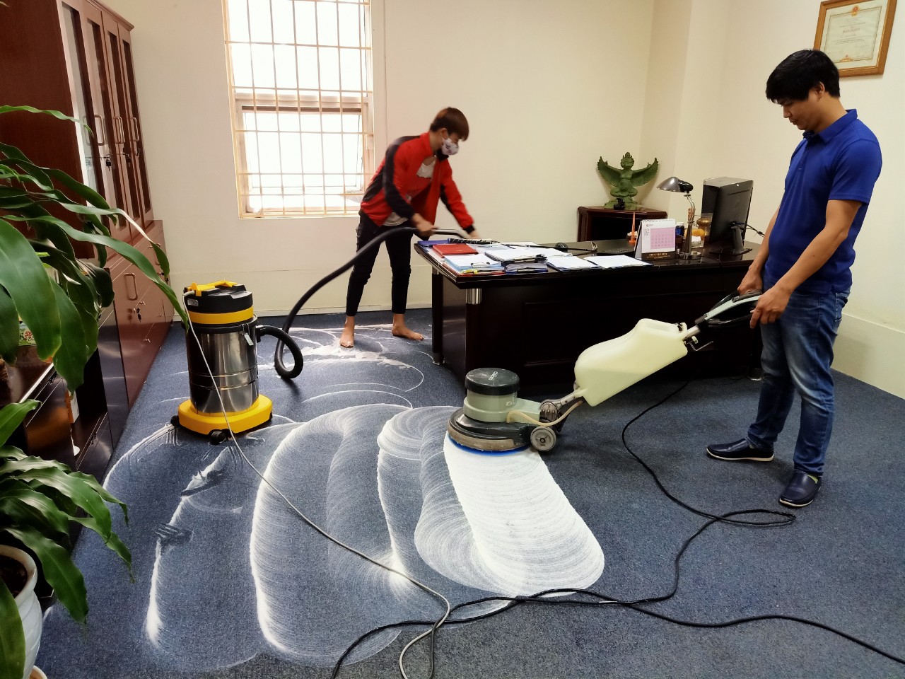 Lưu ý cần biết về dịch vụ giặt thảm trải sàn công nghiệp 