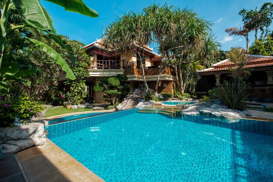Budget vs. Luxury: Best Pool Builders for Every Need