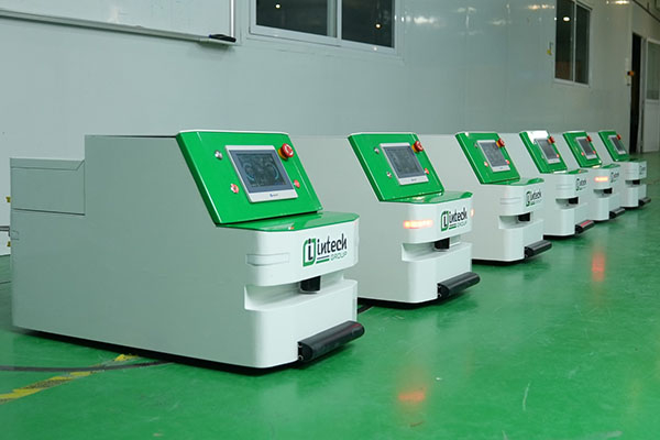 Robot AGV kéo hàng cho nhà máy sản xuất bao bì
