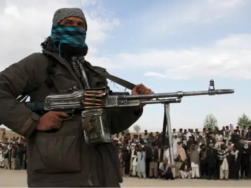 तालिबान ने स्टेडियम में हत्या के दोषियों को मार डाला : हजारों लोगों के सामने 15 गोलियां चलाईं, परिजन माफी की गुहार लगाते रहे