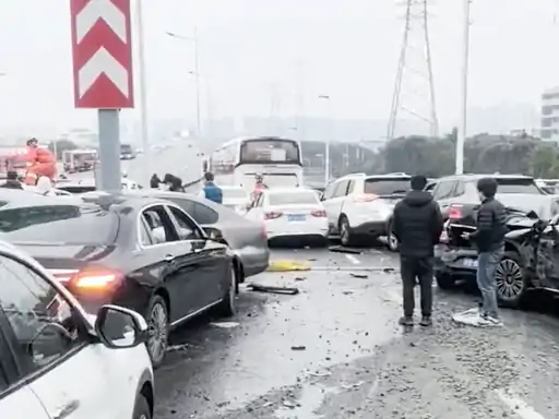 100 गाड़ियों की एक साथ हुई टक्कर:सूजौ एक्सप्रेस वे पर हुआ हादसा, तीन लोग गंभीर रूप से घायल