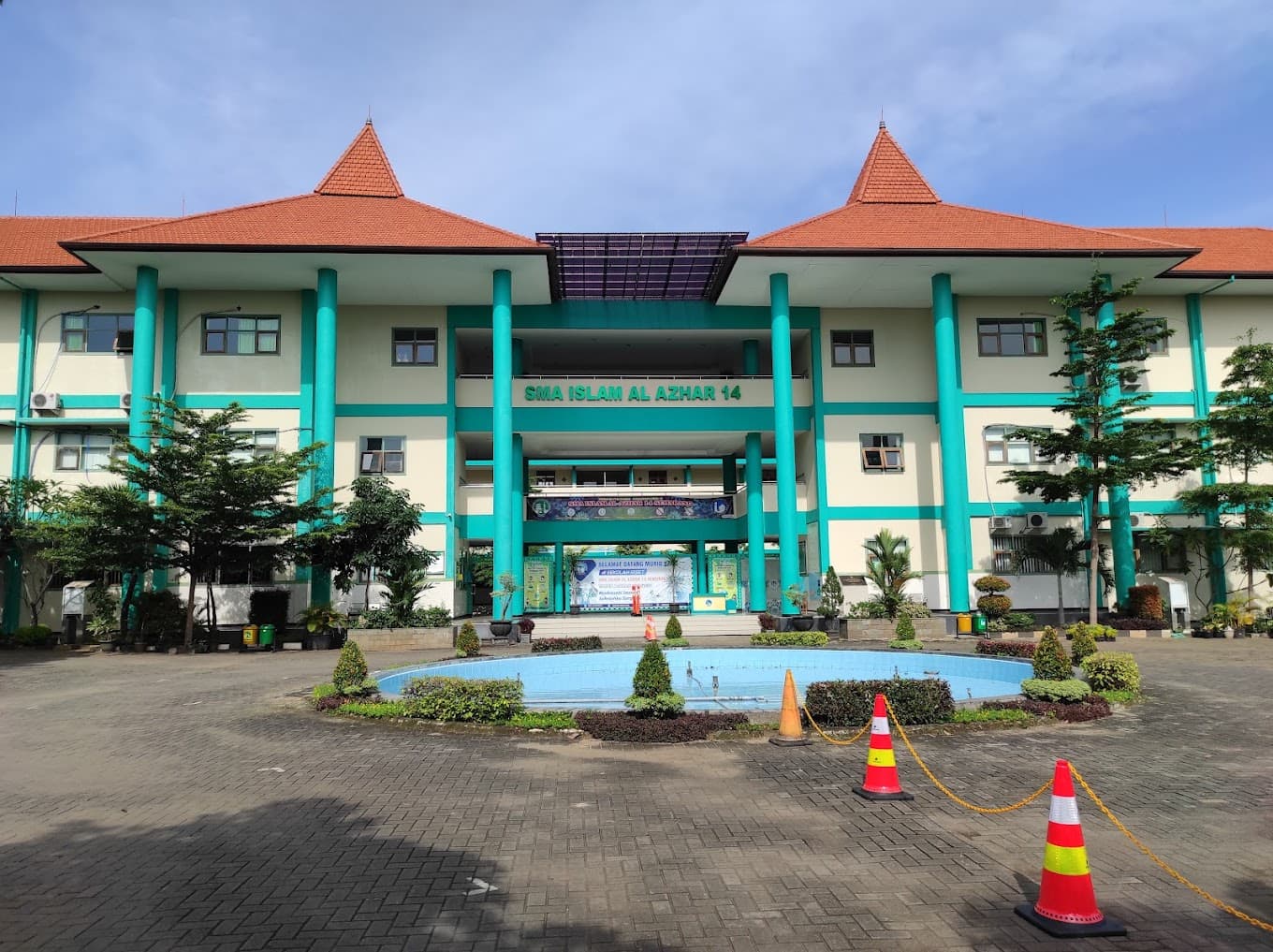 Toploker.com Jalin Kerjasama Konten Bersama SMA Islam Al Azhar 14 dalam Kunjungan Persahabatan