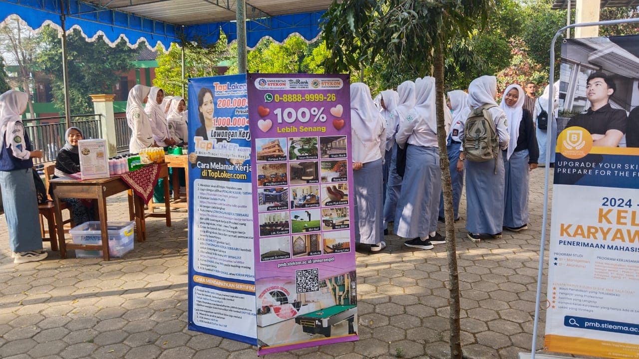 Univ. STEKOM dan Toploker.com Berpartisipasi dalam Kampus Expo dan Gelar Karya di SMK An'Nur Ampel Boyolali