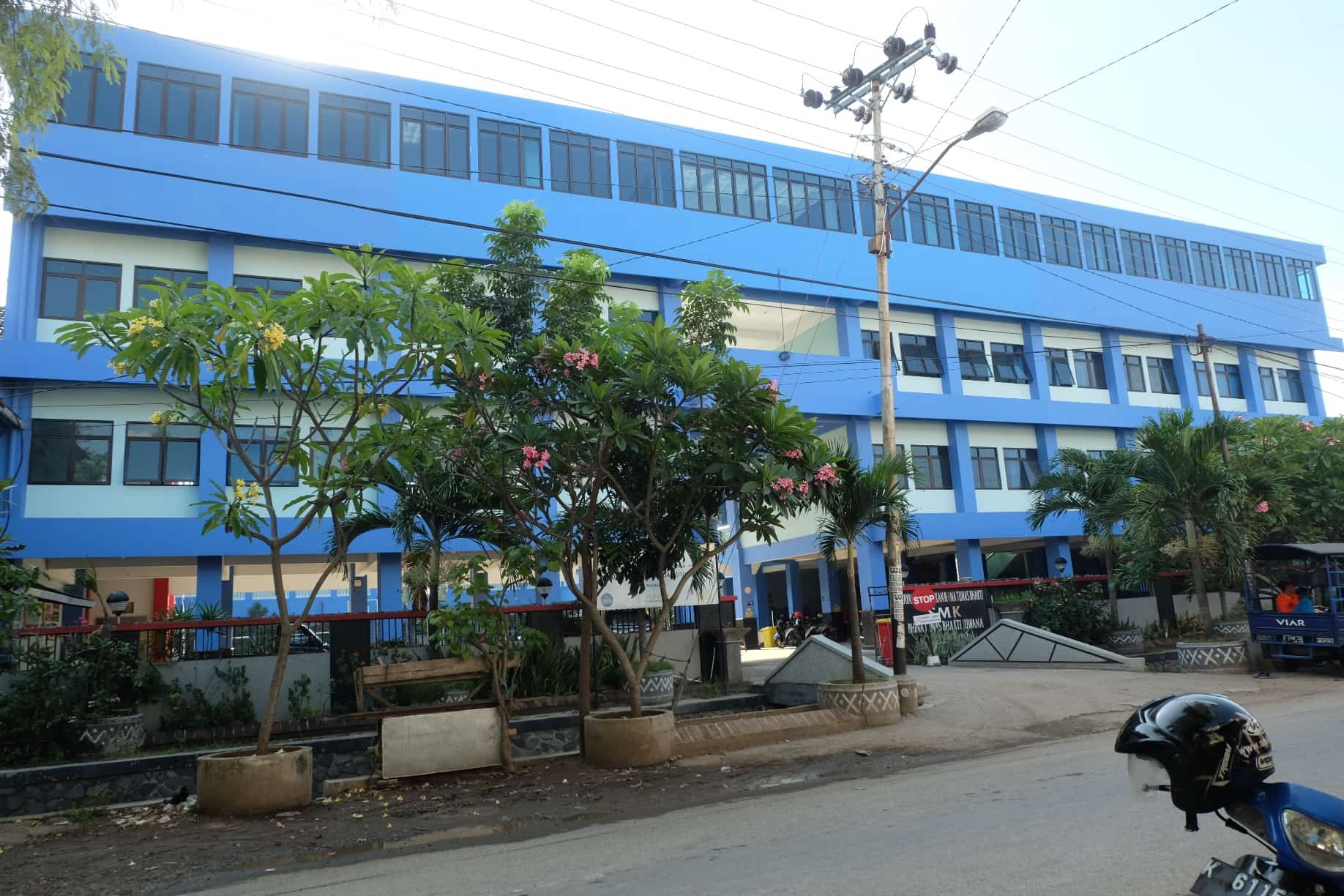 SMK Bhina Tunas Bhakti Juwana Pati Dapatkan Perangkat Modern dari Univ. STEKOM & TopLoker.com: Terobosan Besar Menuju Pendidikan Canggih!