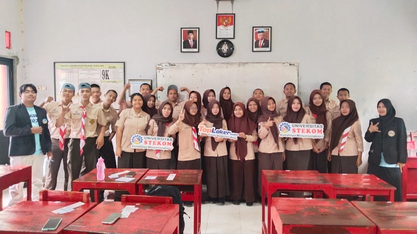 Sosialisasi Universitas STEKOM & TopLoker.com di SMKN 2 Salatiga: Mempersiapkan Generasi Unggul dan Berdaya Saing Global