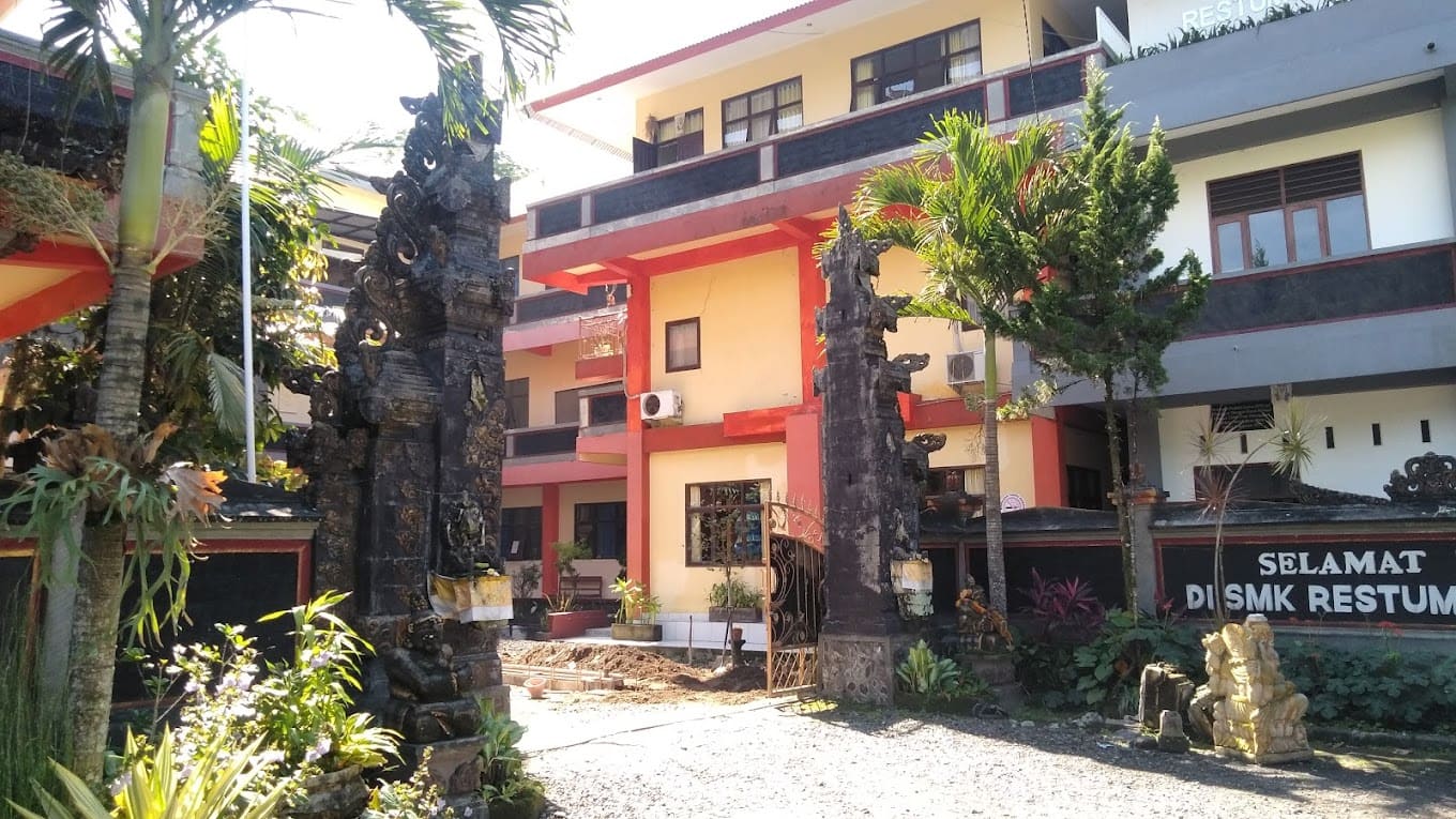 Kolaborasi Univ. STEKOM dan TopLoker.com: Pemasangan MMT dan X Banner di SMK Restumuning Tabanan, Bali