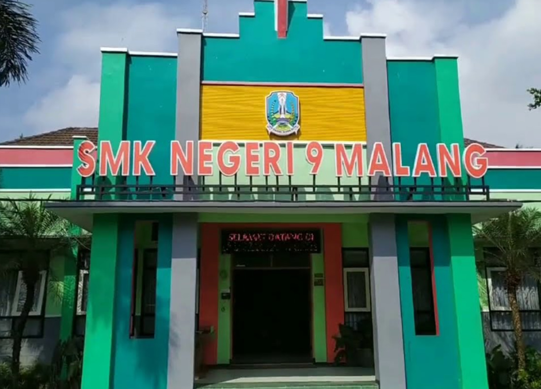 Gebrakan Universitas STEKOM di SMKN 9 Malang: Pemasangan MMT PMB Tarik Perhatian Calon Mahasiswa