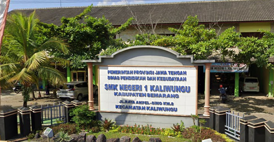 Toploker.com Kolaborasi dengan SMKN 1 Kaliwungu untuk Pengantaran MMT, X Banner, dan Poster