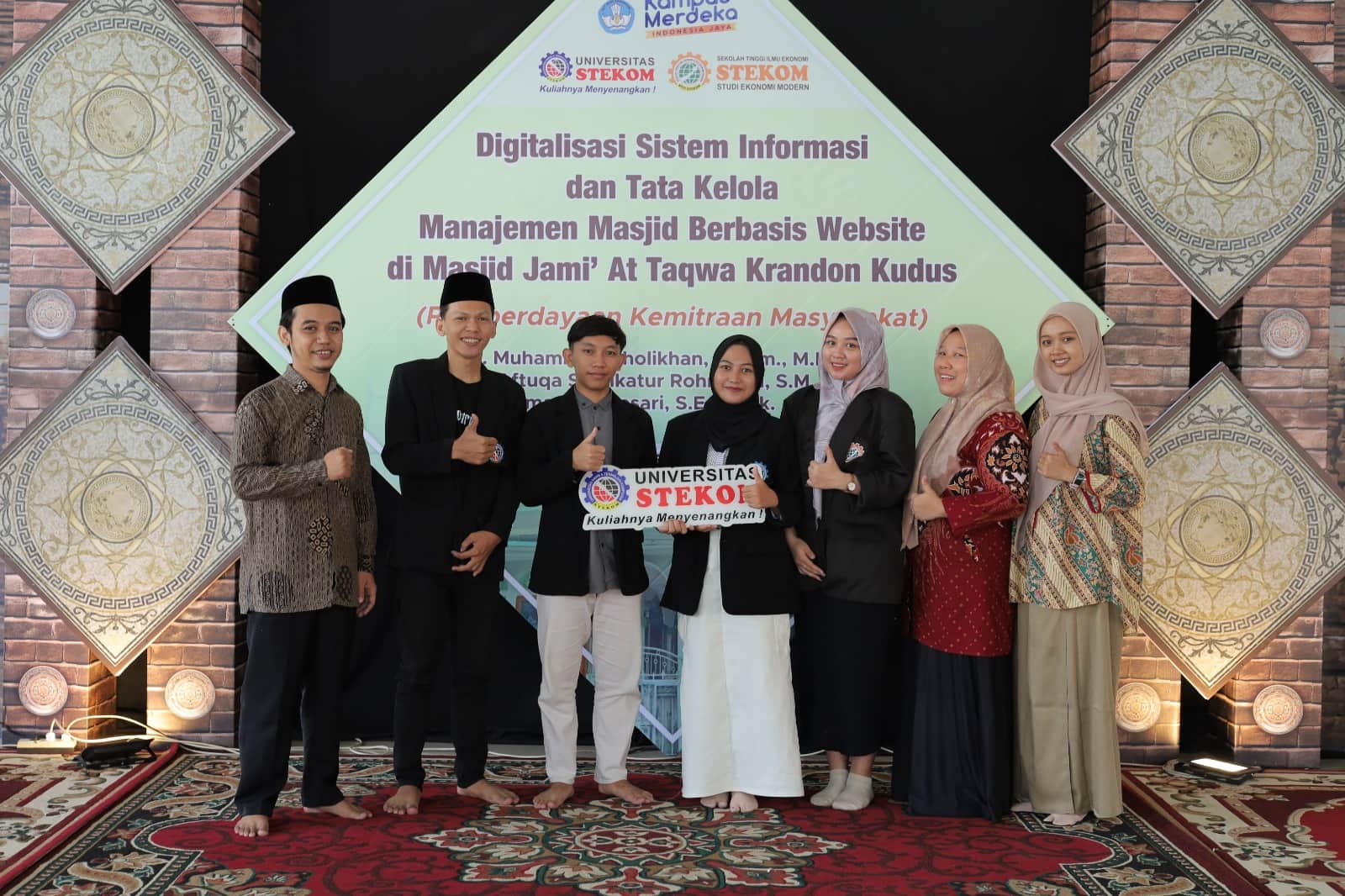 Sinergi Universitas STEKOM dan STIE STEKOM dalam kegiatan Pengabdian Digitalisasi Pengelolaan Modern Masjid Jami' At Taqwa Krandon Kudus