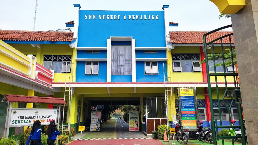 Gebrakan TopLoker.com & Universitas STEKOM di SMKN 1 Pemalang: Kirim MMT, X Banner & Poster untuk Cetak Generasi Emas