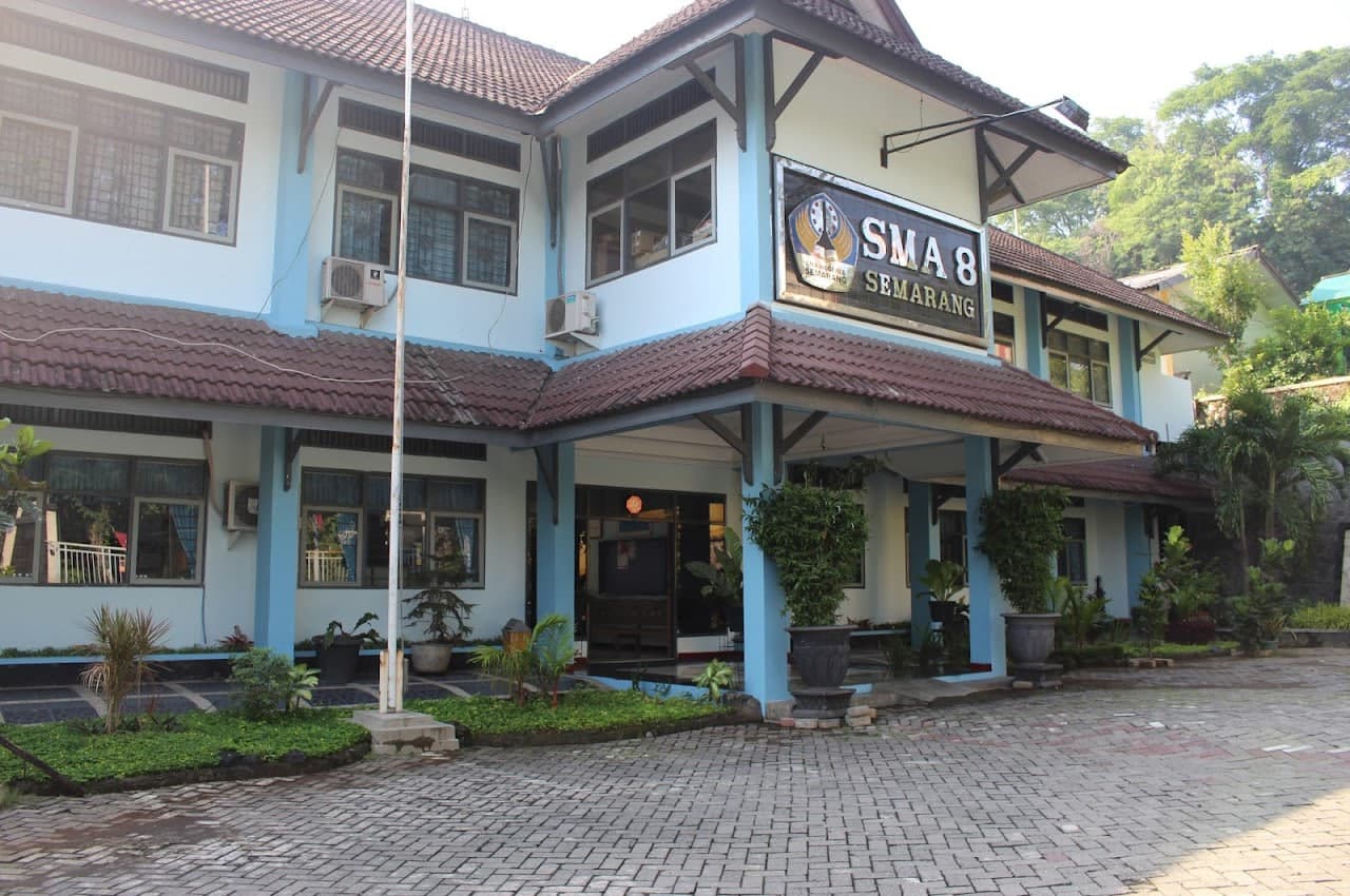 Edu Fair dan Perayaan HUT SMAN 8 Semarang Bersama Toploker.com: Mempersiapkan Masa Depan Siswa dengan Pendidikan dan Karier