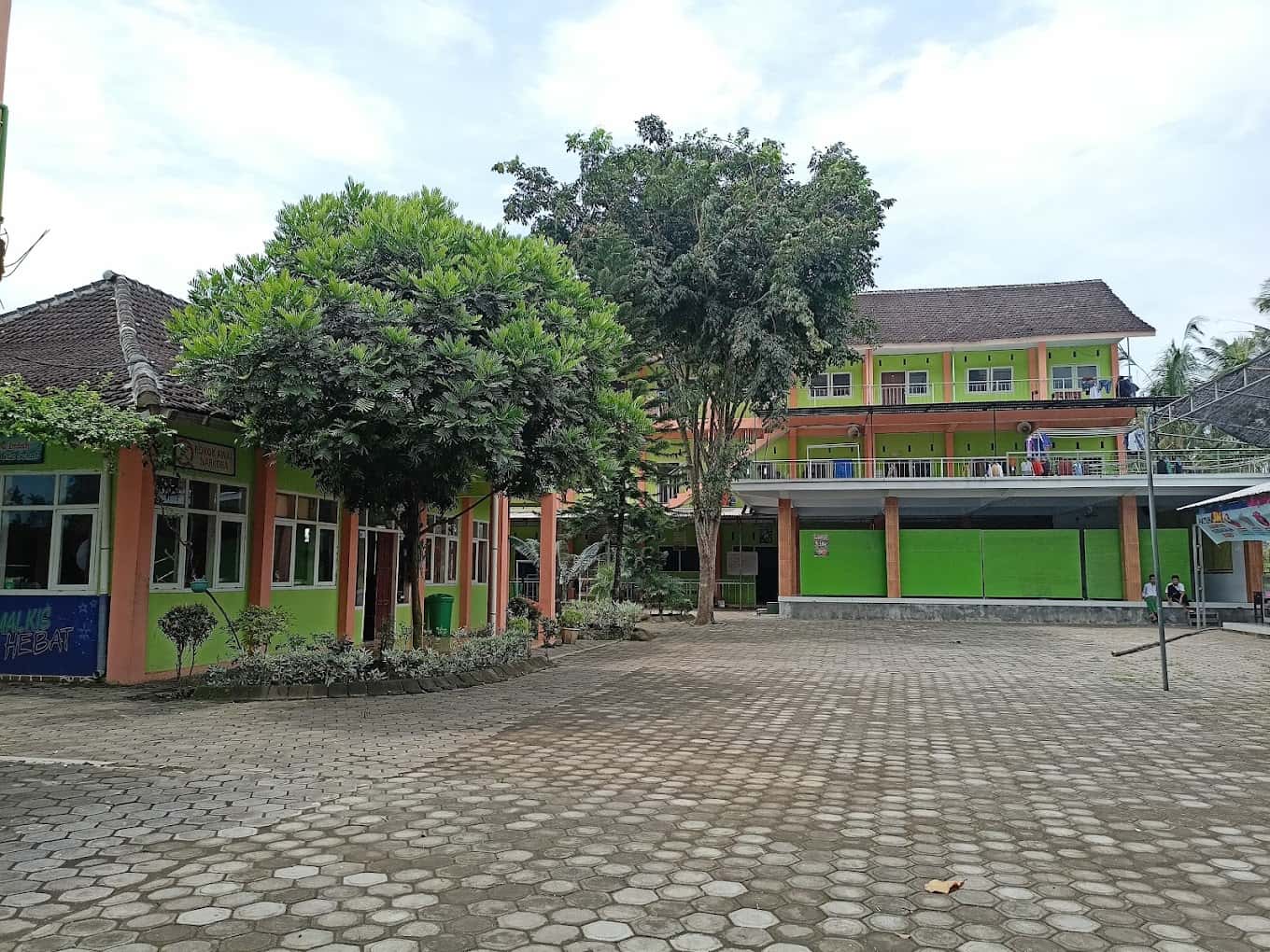 Pengiriman Paket MMT dan X Banner TopLoker.com & PMB Universitas STEKOM Tiba di SMK Al Maliki Sukodono Lumajang