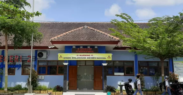 Pengiriman Paket MMT, X Banner, dan Akrilik TopLoker.com & Universitas STEKOM Tiba di SMKN 2 Tulungagung