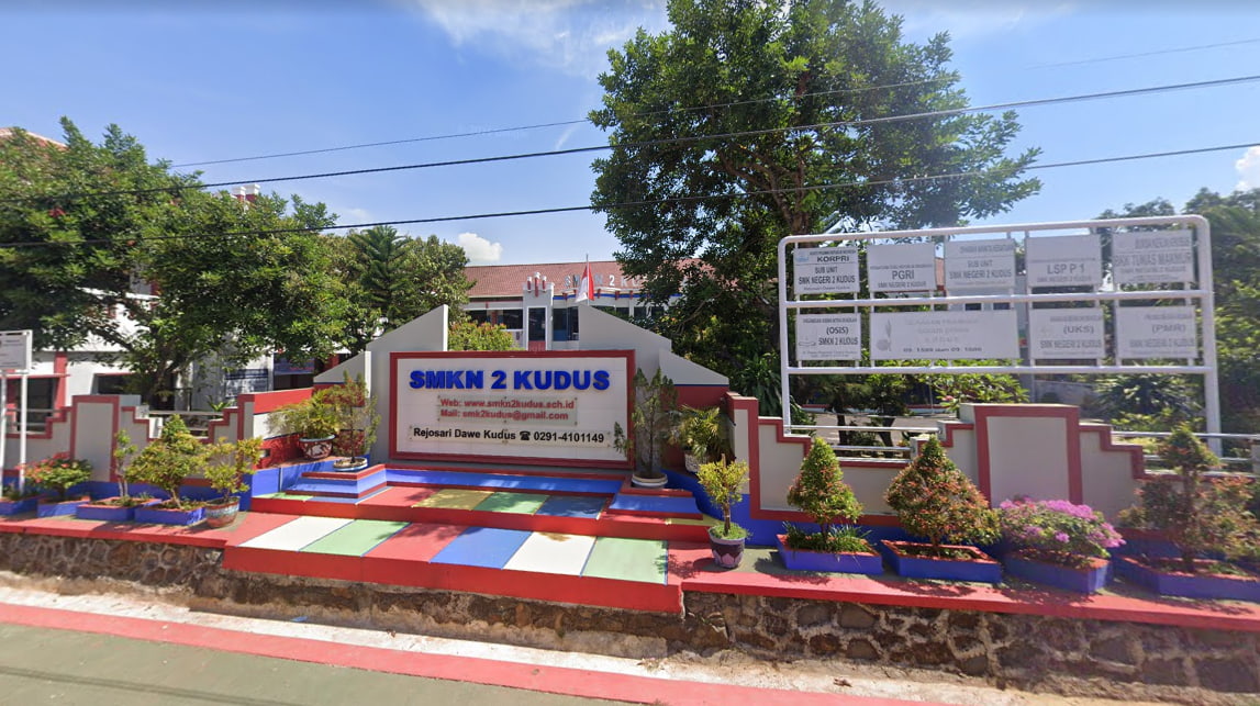 Dukung Job Fair SMKN 2 Kudus, Universitas STEKOM & TopLoker.com Kirim MMT dan X Banner Promosi Karier