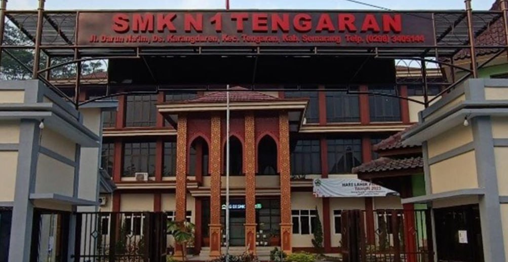 Universitas STEKOM Serahkan Kalender 2025 di SMKN 1 Tengaran: Sosialisasi PMB, Kolaborasi Konten, dan Akses Grup Alumni Bersama Toploker.com