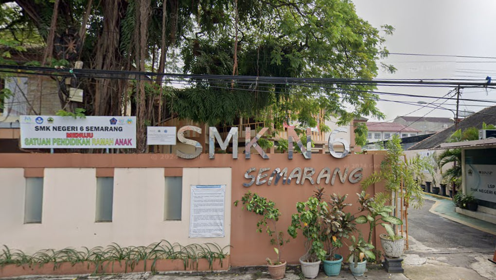 Universitas STEKOM dan Toploker.com Bagikan Kalender, Brosur, & Poster PMB 2025 ke SMKN 6 Semarang