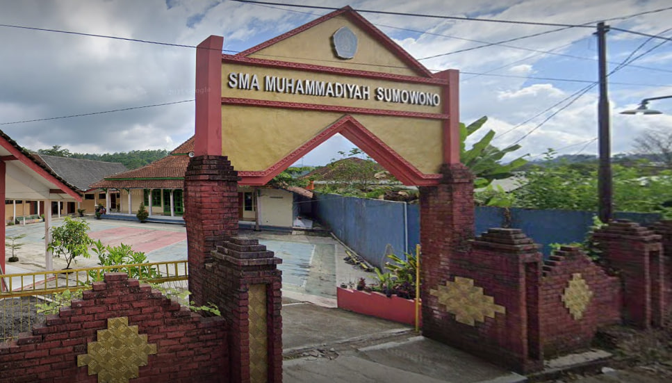 Kunjungan Persahabatan ke SMA Muhammadiyah Sumowono: Penyerahan Kalender 2025, Poster, dan Brosur PMB oleh Univ. STEKOM & TopLoker.com