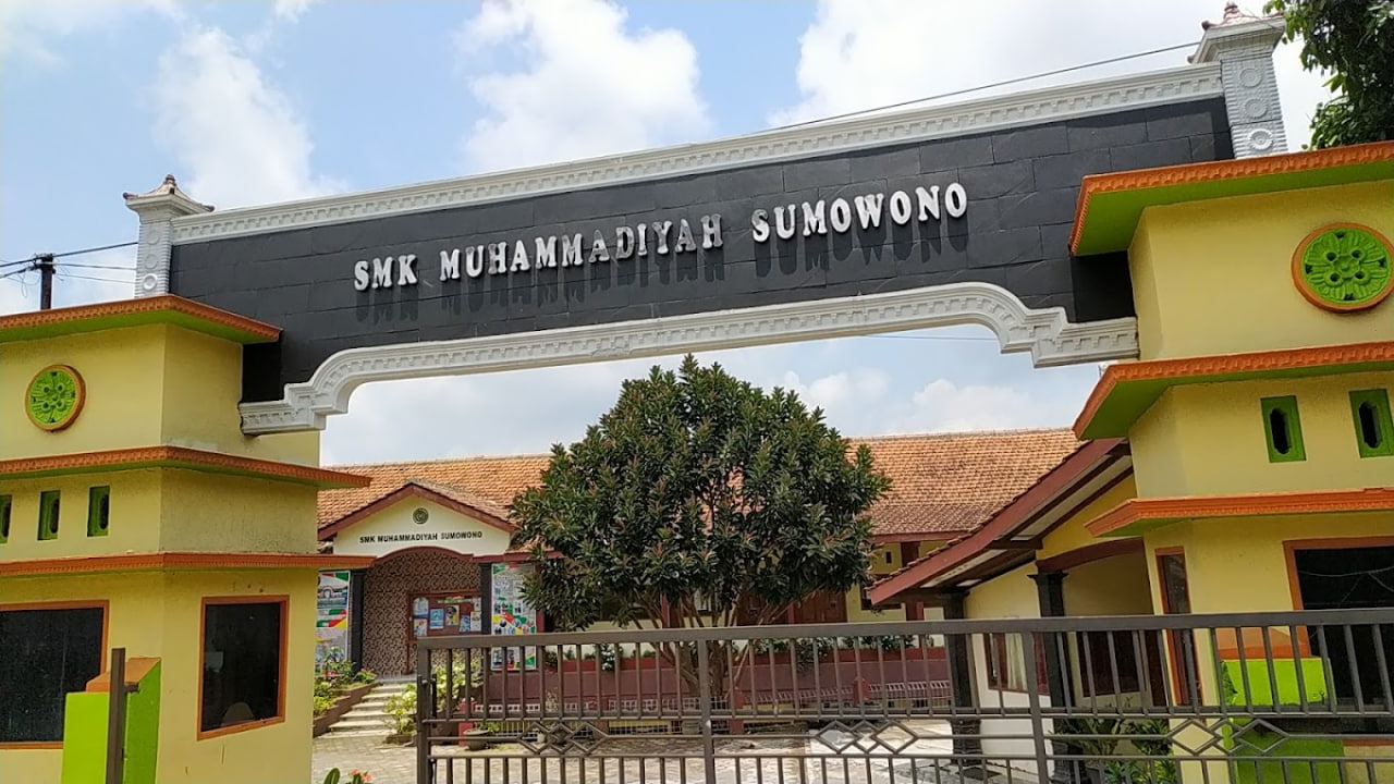 Kunjungan Persahabatan ke SMK Muhammadiyah Sumowono: Penyerahan Kalender 2025, Poster, dan Brosur PMB oleh Univ. STEKOM & TopLoker.com