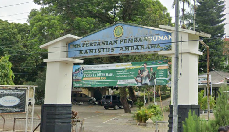 Kunjungan Persahabatan ke SMK Kanisius Ambarawa: Penyerahan Kalender 2025, Poster, dan Brosur PMB oleh Univ. STEKOM & TopLoker.com