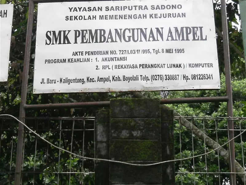 Univ. STEKOM dan TopLoker.com Antarkan Kalender 2025, Piagam Penghargaan, dan Poster PMB ke SMK Pembangunan Ampel