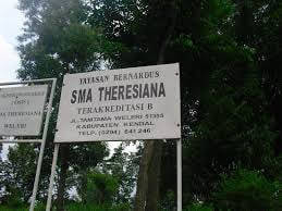 Univ. STEKOM dan TopLoker.com Serahkan Kalender 2025, Poster, dan Brosur PMB di SMA Theresiana Weleri