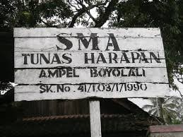 Univ. STEKOM dan TopLoker.com Antarkan Kalender 2025, Piagam Penghargaan, dan Poster PMB ke SMA Tunas Harapan Ampel