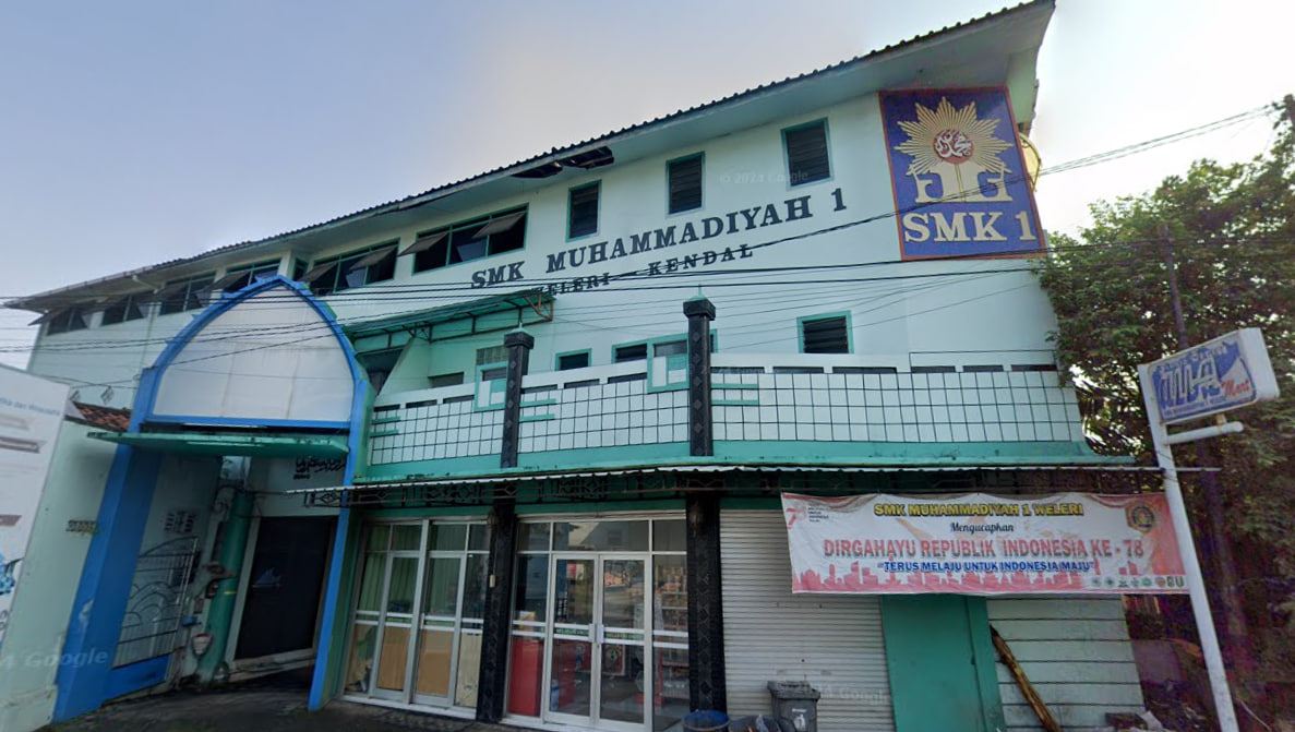 Univ. STEKOM dan TopLoker.com Serahkan Kalender 2025, Poster, dan Brosur PMB di SMK Muhammadiyah 1 Weleri