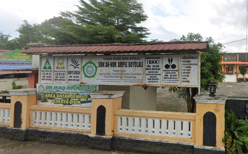 Univ. STEKOM dan TopLoker.com Serahkan Kalender 2025 dan Piagam ke SMK An Nur Ampel: Bahas Sosialisasi, Collab Content, dan Grup Alumni