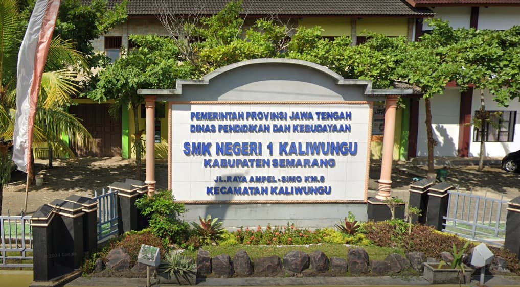 Sosialisasi PMB Univ. STEKOM dan TopLoker.com di SMKN 1 Kaliwungu: Kalender 2025, Collab Content, dan Grup Alumni