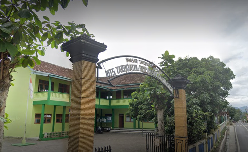 Semangat Baru! Universitas STEKOM Serahkan Kalender 2025 dan Piagam Penghargaan di SMK Gajah Mada Pabelan